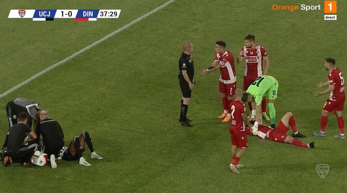 AUCH! Ciocnire horror în U Cluj - Dinamo: fotbalistul lui Uhrin, schimbat după ce a fost făcut K.O. de Ely Fernandes!