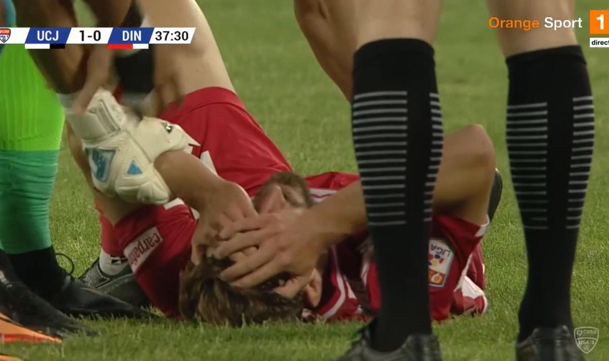 AUCH! Ciocnire horror în U Cluj - Dinamo: fotbalistul lui Uhrin, schimbat după ce a fost făcut K.O. de Ely Fernandes!