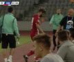 AUCH! Ciocnire horror în U Cluj - Dinamo: fotbalistul lui Uhrin, schimbat după ce a fost făcut K.O. de Ely Fernandes!