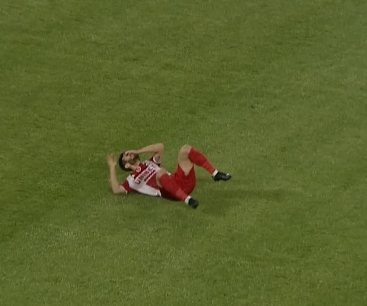 AUCH! Ciocnire horror în U Cluj - Dinamo: fotbalistul lui Uhrin, schimbat după ce a fost făcut K.O. de Ely Fernandes!