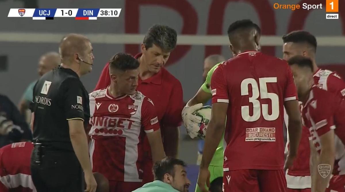 AUCH! Ciocnire horror în U Cluj - Dinamo: fotbalistul lui Uhrin, schimbat după ce a fost făcut K.O. de Ely Fernandes!