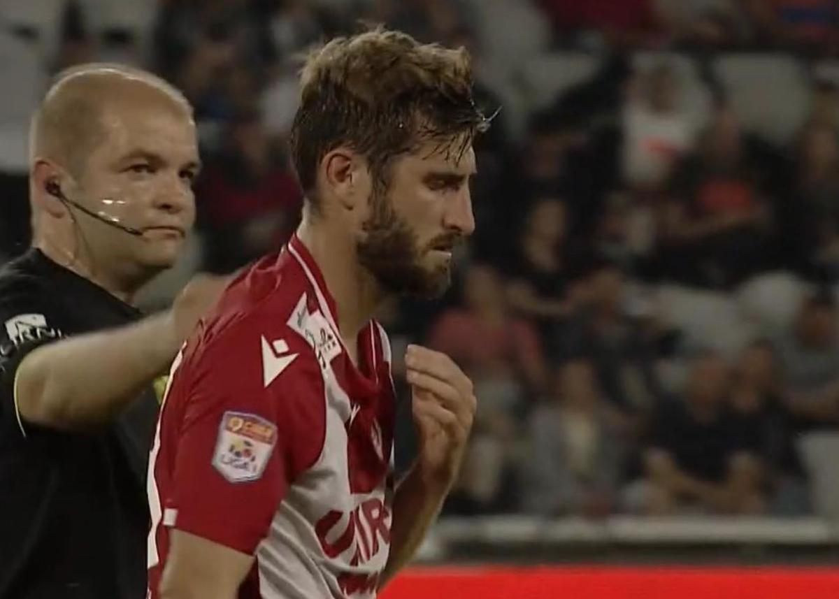AUCH! Ciocnire horror în U Cluj - Dinamo: fotbalistul lui Uhrin, schimbat după ce a fost făcut K.O. de Ely Fernandes!