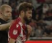 AUCH! Ciocnire horror în U Cluj - Dinamo: fotbalistul lui Uhrin, schimbat după ce a fost făcut K.O. de Ely Fernandes!
