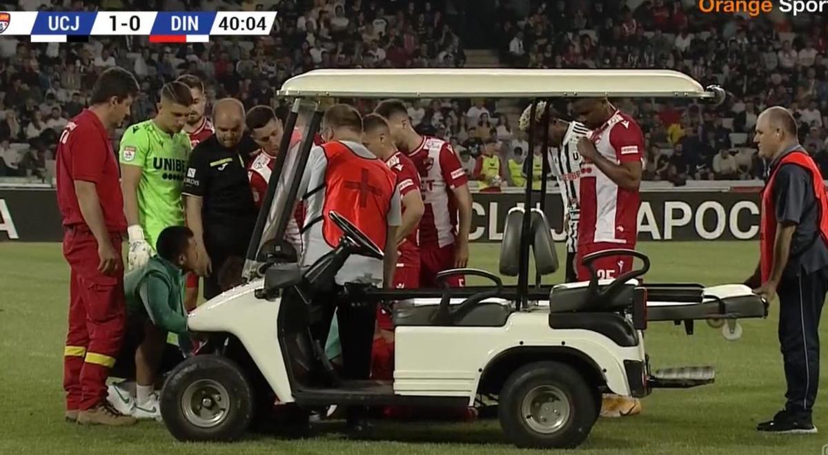 AUCH! Ciocnire horror în U Cluj - Dinamo: fotbalistul lui Uhrin, schimbat după ce a fost făcut K.O. de Ely Fernandes!