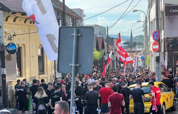 Fanii lui U Cluj și Dinamo au venit împreună la meciul de baraj: încurajări, dar și derapaje