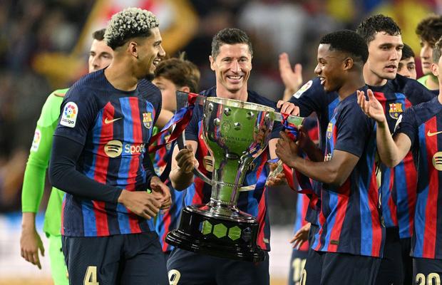 Barcelona a sărbătorit titlul în La Liga, alături de 88.000 de spectatori » Imagini spectaculoase