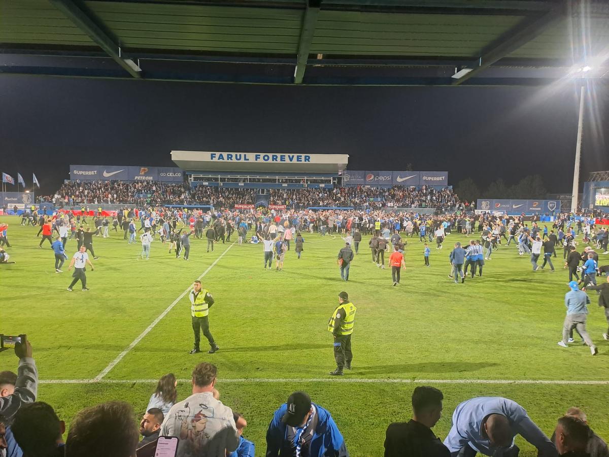 Eroarea lui Târnovanu a readus-o în joc pe Farul! Portarul celor de la FCSB și-a mușcat din tricou de ciudă