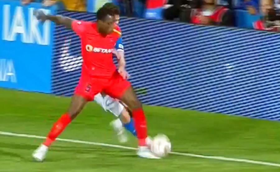 FOTO: Captură TV @Digi Sport 1 Ce au contestat cei de la FCSB înaintea golului de 2-2 marcat de Băluță și ce arată reluările fazei