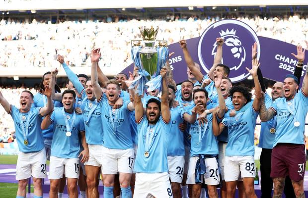 Manchester City - Chelsea 1-0 » „Cetățenii” lui Guardiola au sărbătorit titlul pe „Etihad”. Imagini spectaculoase de la decernarea trofeului