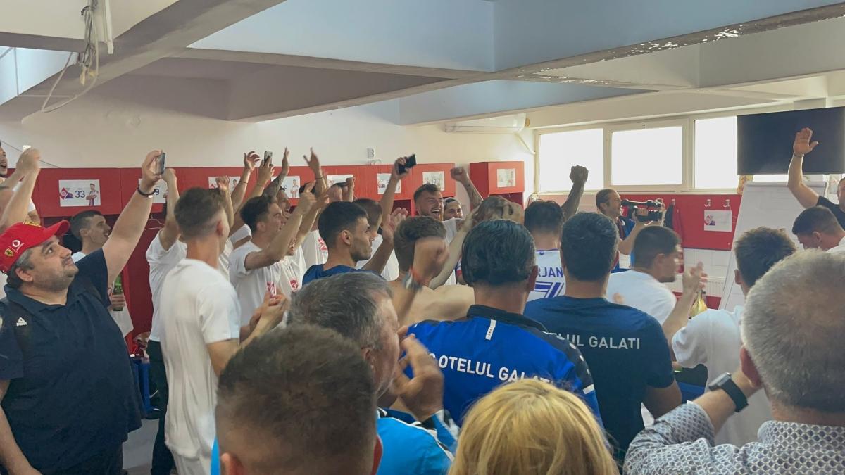 Dorinel a pățit-o precum Robben! » Imagini în exclusivitate din vestiarul Oțelului după promovare