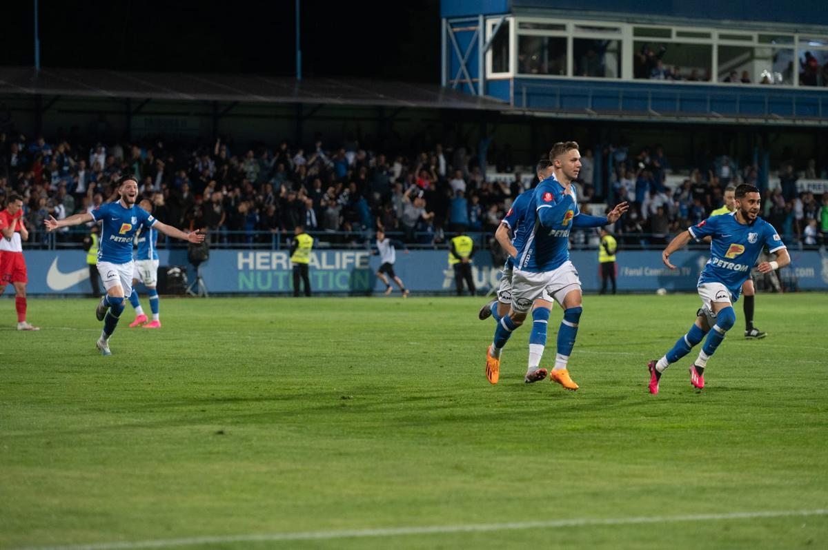 Eroarea lui Târnovanu a readus-o în joc pe Farul! Portarul celor de la FCSB și-a mușcat din tricou de ciudă
