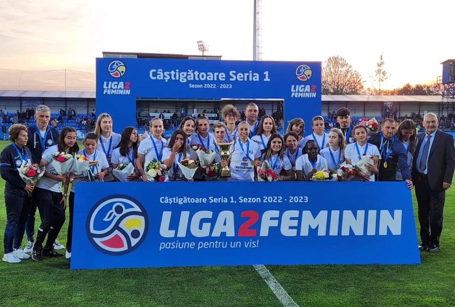 Jucătoarele Farului au fost premiate pe gazon înainte de meci / foto: GSP Nu s-a văzut la TV » 5 momente surprinse înainte de Farul - FCSB: fotbalistul venit în cârje la interviuri