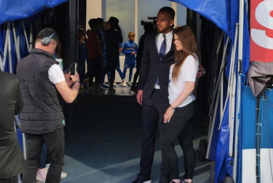 Denis Alibec, înainte de meci / foto: GSP Nu s-a văzut la TV » 5 momente surprinse înainte de Farul - FCSB: fotbalistul venit în cârje la interviuri