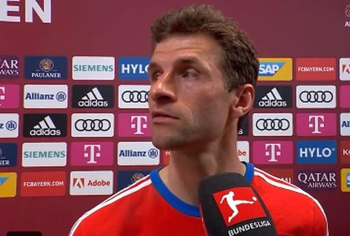 Thomas Muller privea amuzat spre Aytekin