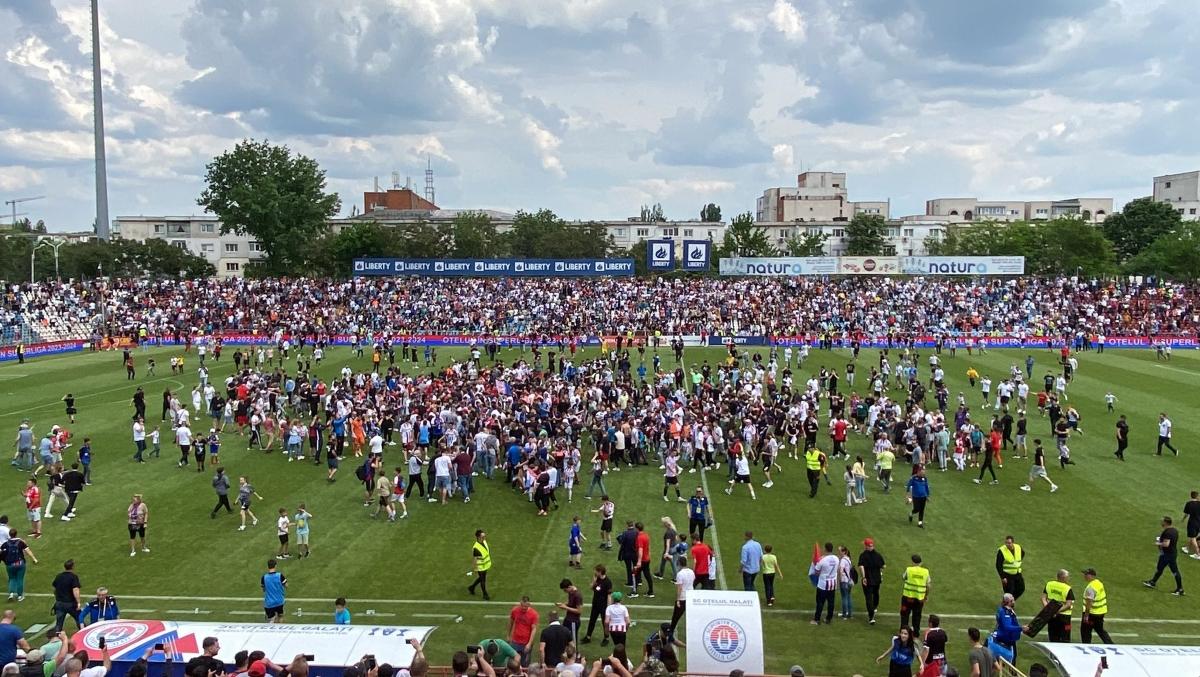 Dorinel a pățit-o precum Robben! » Imagini în exclusivitate din vestiarul Oțelului după promovare