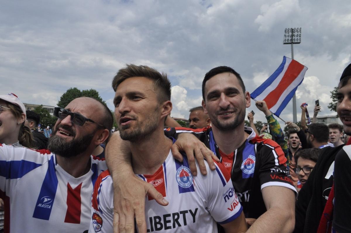 Dorinel a pățit-o precum Robben! » Imagini în exclusivitate din vestiarul Oțelului după promovare
