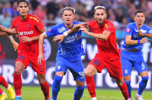 Dulca (stânga) a fost adversar cu Căpușă (numărul 98) într-un FCSB - Chindia / FOTO: Imago