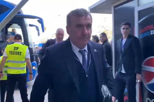 Delegațiile celor de la Farul și FCSB au ajuns la stadion cu mai bine de o oră și jumătate înaintea partidei de titlu. Atmosfera a una surprinzător de relaxată în ambele tabere.