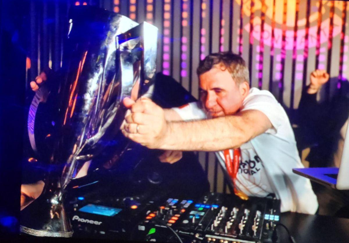 DJ Hagi in the club. Imagini de la petrecerea Farului