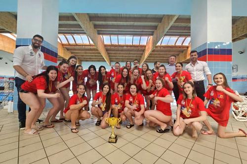 Echipa feminină de polo a clubului Steaua sărbătorind alături de trofeu // FOTO: Facebook CSA Steaua