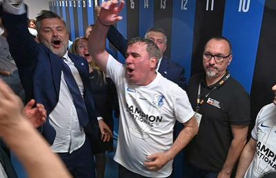 „I-am distrus!” » Hagi cântă și dansează în vestiar după câștigarea titlului. Imagini MEMORABILE