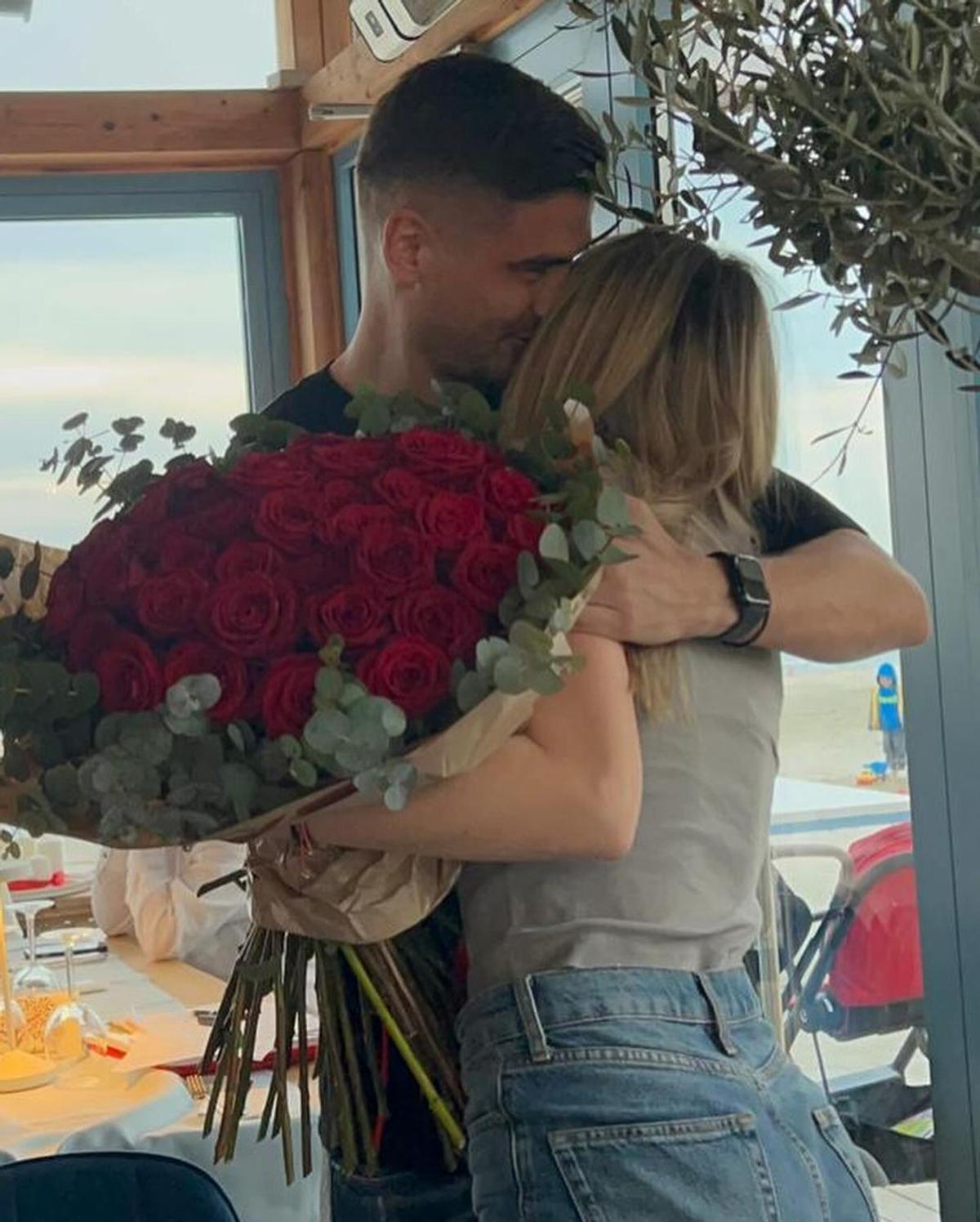 Jucătorul lui Hagi, marcaj strâns la iubită: ținuta mulată l-a dat pe spate