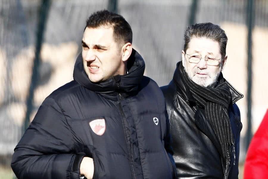 Johnnie Culina într-un cantonament al lui Dinamo, alături de Mister Cornel Dinu Și ofițerii de presă se „împușcă”, nu-i așa?