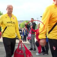 Un puști dinamovist a simțit că Dennis Politic va reuși o dublă în meciul cu Csikszerda / Captură GSP Video