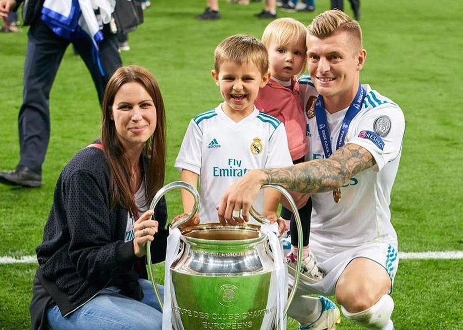 Toni Kroos împreună cu soția, copiii și trofeul său preferat: Liga Campionilor Veste-șoc de nicăieri! Toni Kroos se retrage din fotbal după Euro 2024: „Gata cu Real, gata cu fotbalul!”