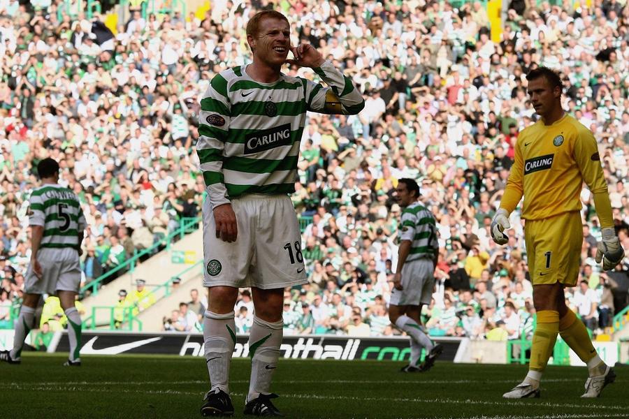 Neil Lennon, gest către fanii adverși, într-un duel Celtic - Rangers, septembrie 2006, Glasgow. Sursă foto: Gettyimages Persecutat sau „bad boy” ascuns? Portretul neștiut al lui Neil Lennon, noul antrenor de la Rapid