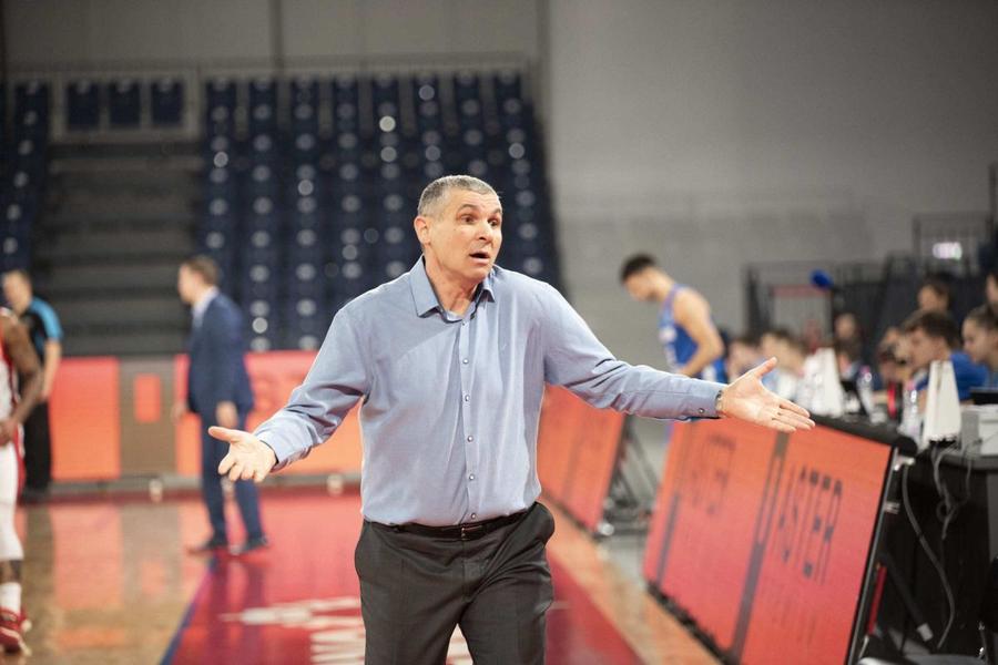 Cristian Achim, antrenorul lui CSM Oradea/Foto: fiba.basketball După a 4-a înfrângere în finală în 5 ani, Cristian Achim nu recunoaște victoria lui U-BT: „N-ar fi trebuit să le pierdem niciodată. E istoria acestui sport în România”