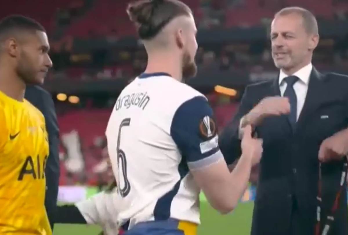 Radu Drăgușin, cu tricolorul pe podiumul Europa League » România, din nou în elită: imagini emoționante pe San Mames
