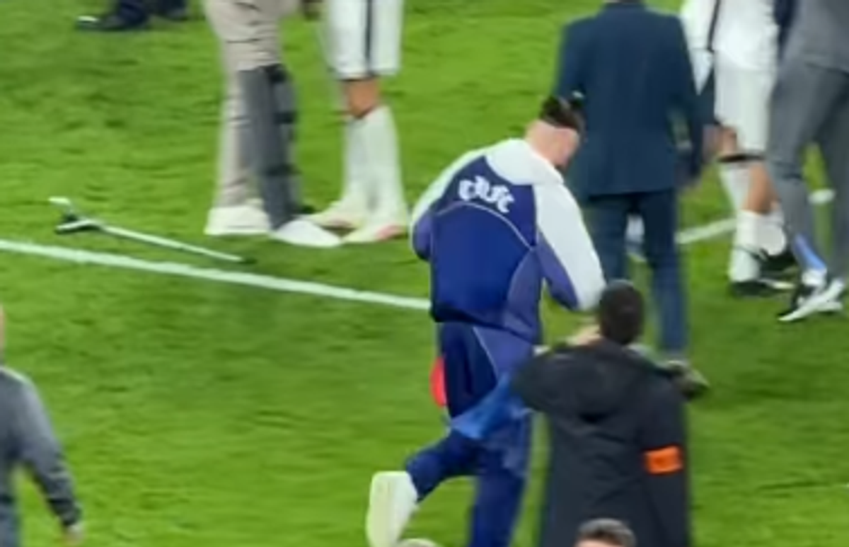 Radu Drăgușin, cu tricolorul pe podiumul Europa League » România, din nou în elită: imagini emoționante pe San Mames