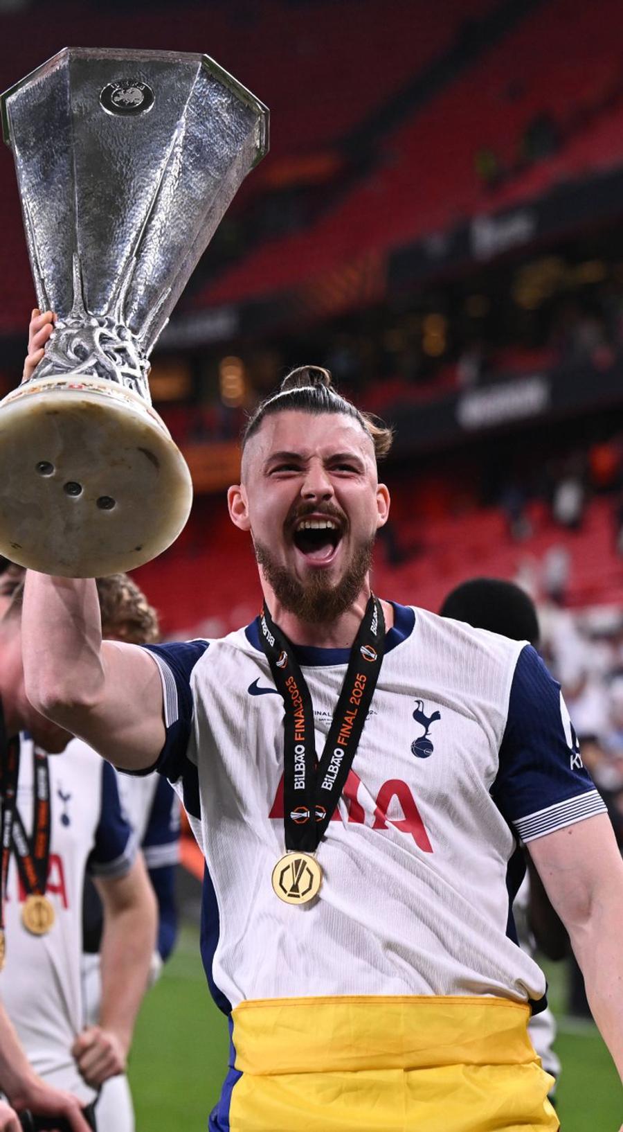 Radu Drăgușin, cu medalie și trofeu Gafă jenantă din partea UEFA » Președintele Ceferin, nevoit să îi prezinte scuze lui Son: „Ceva incredibil!”