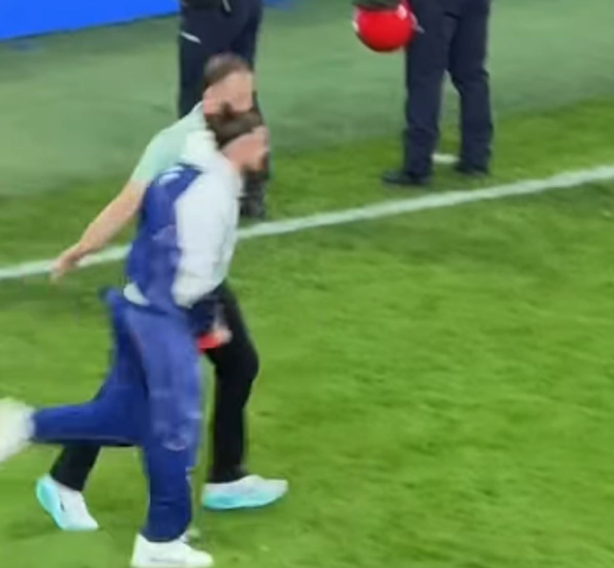 Radu Drăgușin, cu tricolorul pe podiumul Europa League » România, din nou în elită: imagini emoționante pe San Mames