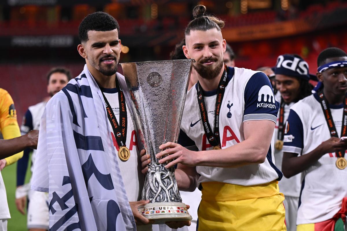 Radu Drăgușin, cu tricolorul pe podiumul Europa League » România, din nou în elită: imagini emoționante pe San Mames