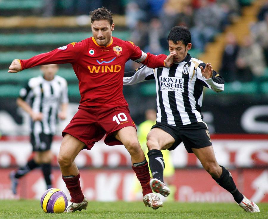 Francesco Totti într-un duel cu Paul Codrea, foto: Imago Are 44 de meciuri pentru România și spune 3 povești incredibile din Serie A: „I se spunea «Tractorul», pleca cu 3 adversari în spate” + „Paolo Maldini mi-a dat tricoul... apoi l-a luat înapoi. În schimb, Zola m-a șocat”