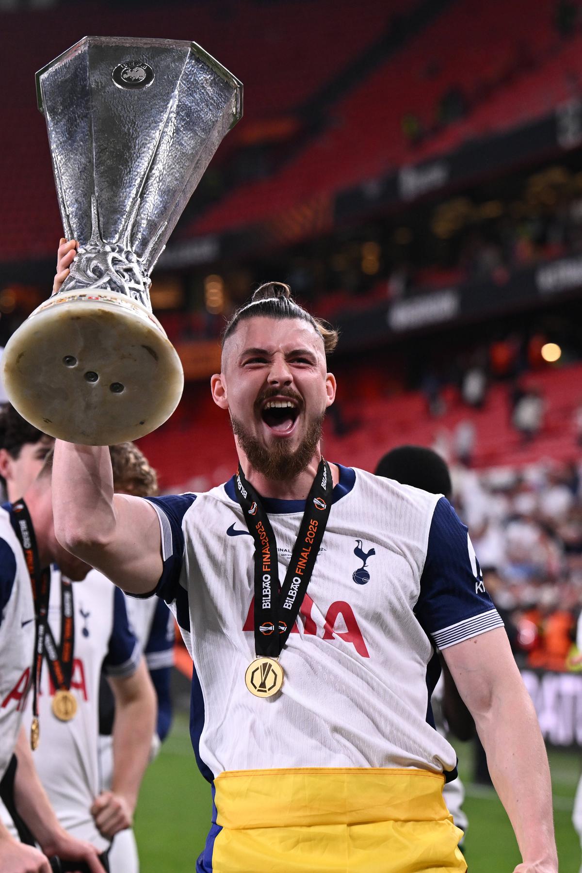 Radu Drăgușin, cu tricolorul pe podiumul Europa League » România, din nou în elită: imagini emoționante pe San Mames