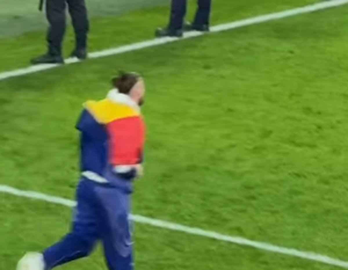 Radu Drăgușin, cu tricolorul pe podiumul Europa League » România, din nou în elită: imagini emoționante pe San Mames