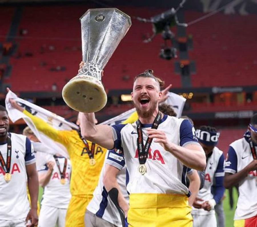 Radu Drăgușin, un român fericit după ce a câștigat primul său trofeu, Europa League, cu Tottenham / Foto: Imago Ange Postecoglou, demis de Tottenham! Radu Drăgușin va avea un alt antrenor
