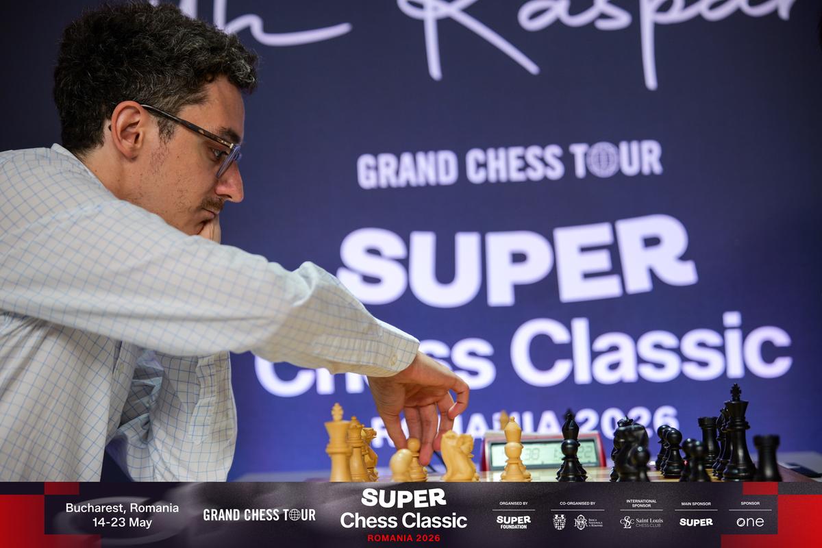 Super Chess Classic 2026, runda a VI-a: Keymer se distanțează în clasament fără a muta vreo piesă, în urma abandonului lui Firouzja