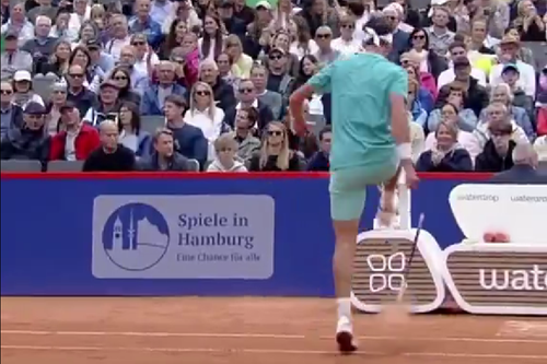 Daniel Altmaier, aproape de a lovi spectatorii cu racheta/Foto: captură X (Tennis TV)