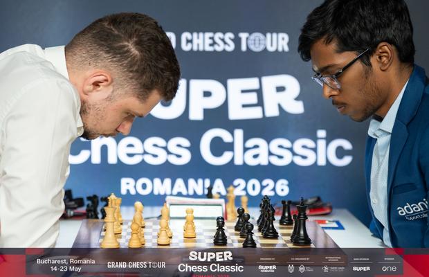 Super Chess Classic 2026, runda a VI-a: Keymer se distanțează în clasament fără a muta vreo piesă, în urma abandonului lui Firouzja
