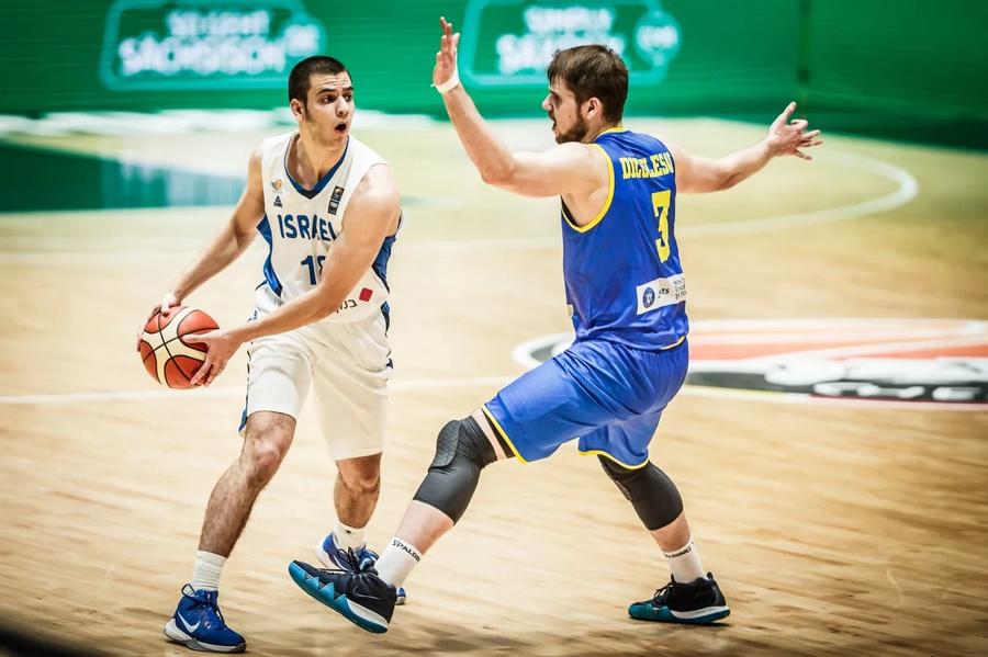 Raz Adam, la Campionatul Europan U20 din 2018, apărat de românul Dragoș Diculescu/Foto: fiba.basketball Tragedie în baschet! Dublul campion european la juniori a decedat într-un accident de mașină, la 26 de ani