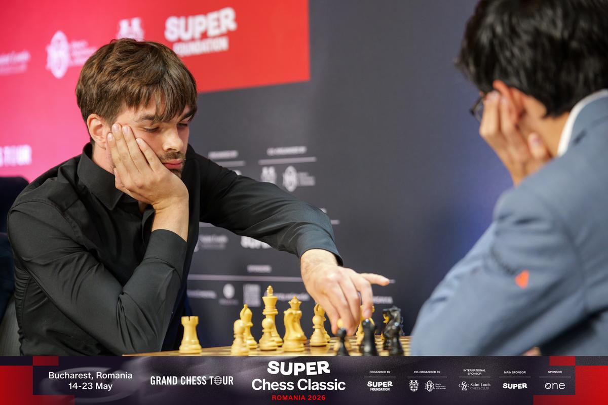 Super Chess Classic 2026, runda a VI-a: Keymer se distanțează în clasament fără a muta vreo piesă, în urma abandonului lui Firouzja