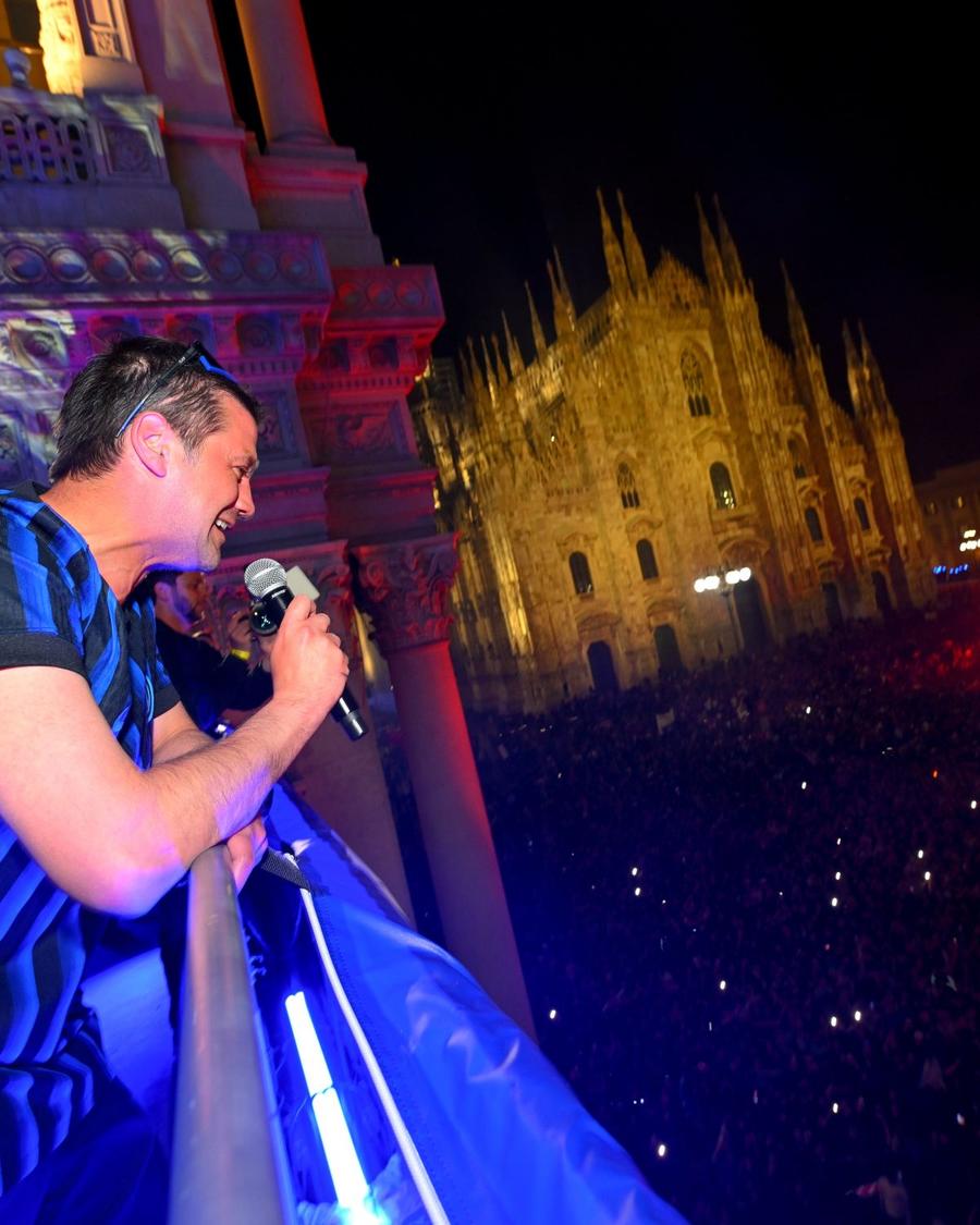 Cristi Chivu, antrenorul lui Inter, cântă cu fanii nerazzurri la fiesta din Piața Domului Noua provocare a lui Chivu: „Nu s-a întâmplat din 2019” » Antrenorul a convins alt jucător să semneze cu Inter!