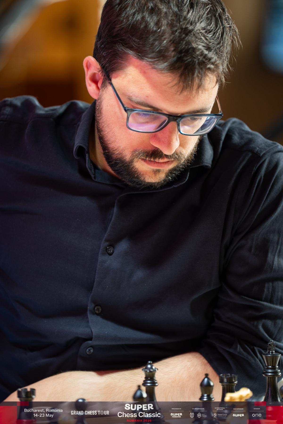 Super Chess Classic 2026, runda a VI-a: Keymer se distanțează în clasament fără a muta vreo piesă, în urma abandonului lui Firouzja