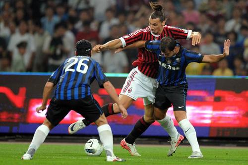 Cristi Chivu (nr. 26) și Dejan Stankovic, pe vremea când se luptau ca să-l stopeze pe Zlatan Ibrahimovic (AC Milan) / Foto: Imago