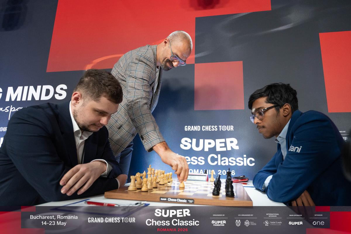 Super Chess Classic 2026, runda a VI-a: Keymer se distanțează în clasament fără a muta vreo piesă, în urma abandonului lui Firouzja