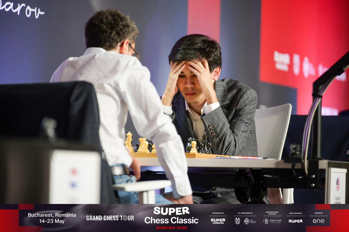 Super Chess Classic 2026, runda a VI-a: Keymer se distanțează în clasament fără a muta vreo piesă, în urma abandonului lui Firouzja
